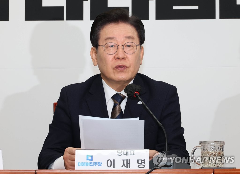 Lee Jae-myung, líder del opositor Partido Democrático, habla durante una reunión del Consejo Supremo del partido en la Asamblea Nacional en Seúl, en esta foto de archivo tomada el 16 de febrero de 2023, denunciando la solicitud de la fiscalía de una orden de arresto contra él. .  Lee afirmó que el gobierno del presidente Yoon Suk Yeol está usando la acusación para un "deseo personal de eliminar a un enemigo político" después de que la fiscalía solicitara una orden judicial ese mismo día para arrestarlo por un escándalo de corrupción en el desarrollo y acusaciones de soborno.  (Yonhap)