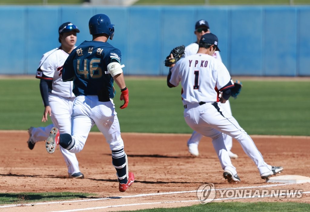 Ko Young-pyo of South Korea (R) covers first base against the NC Dinos during a scrimmage for the World Baseball Classic at Kino Veterans Memorial Stadium in Tucson, Arizona, on Feb. 16, 2023. (Yonhap)