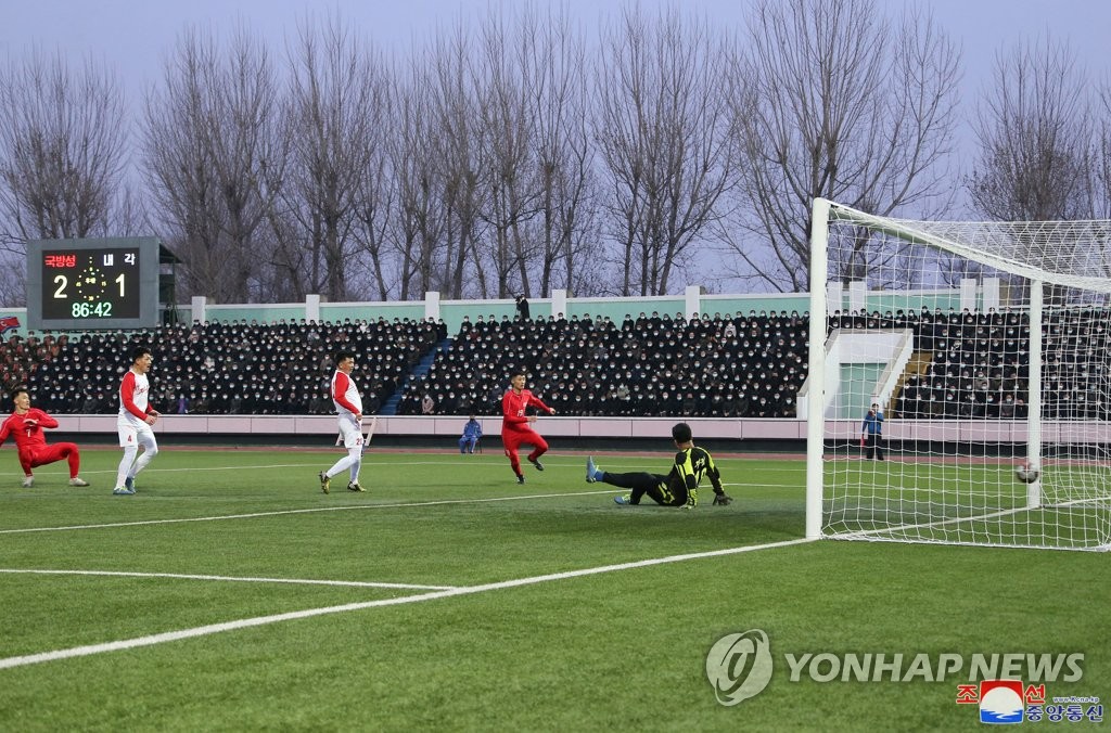 Un partido de fútbol entre miembros del gabinete de Corea del Norte y el Ministerio de Defensa Nacional se lleva a cabo el 17 de febrero de 2023, en esta foto publicada por la Agencia Central de Noticias oficial de Corea del Norte al día siguiente.  (Para uso exclusivo en la República de Corea. Sin redistribución) (Yonhap)