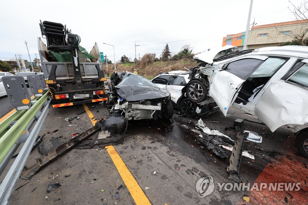 제주서 차량 연쇄추돌 사고 | 연합뉴스