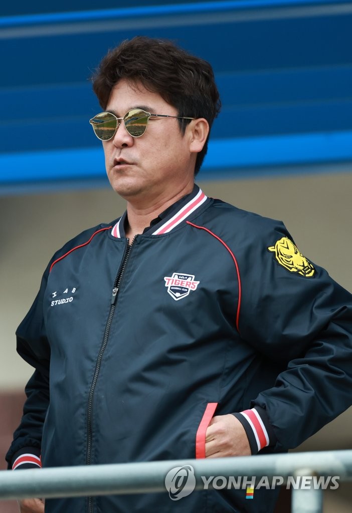 (LEAD) KBO club GM fired after allegedly asking player for money during contract talks