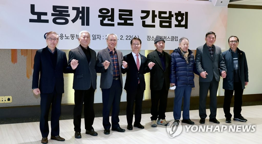 기념 촬영하는 이정식 장관