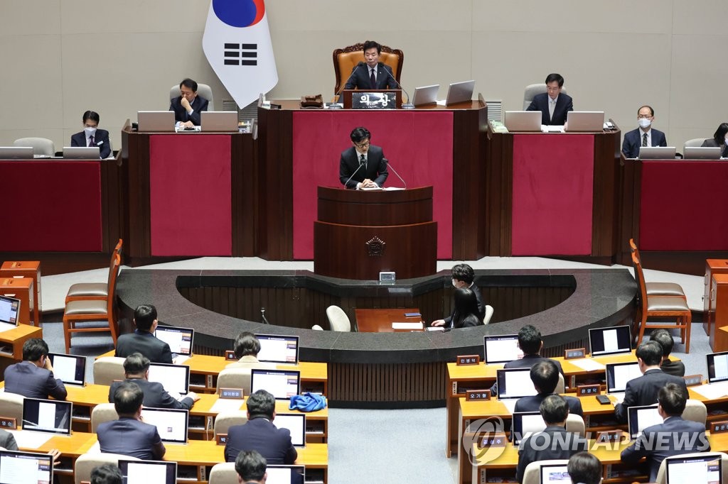 El ministro de Justicia, Han Dong-hoon, habla sobre los motivos de la solicitud de la fiscalía de consentimiento parlamentario para el arresto del representante Lee Jae-myung, jefe del principal opositor Partido Demócrata, por una serie de cargos de corrupción durante una sesión plenaria de la Asamblea Nacional en Seúl el 27 de febrero de 2023, antes de una votación parlamentaria sobre el asunto.  (Yonhap)