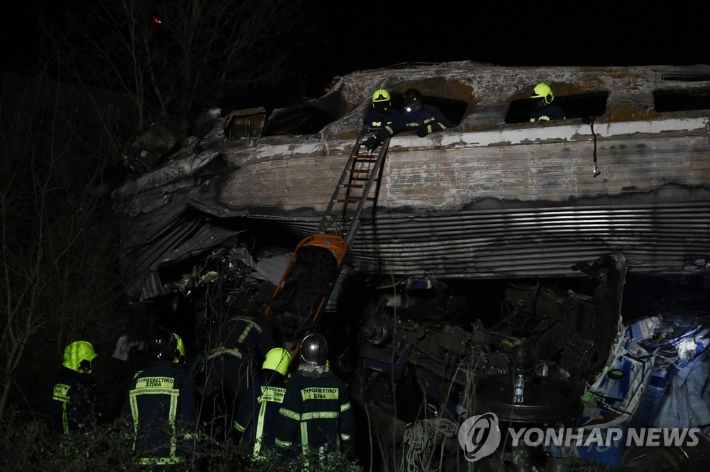 열차충돌 현장서 시신 수습하는 그리스 구조대원들