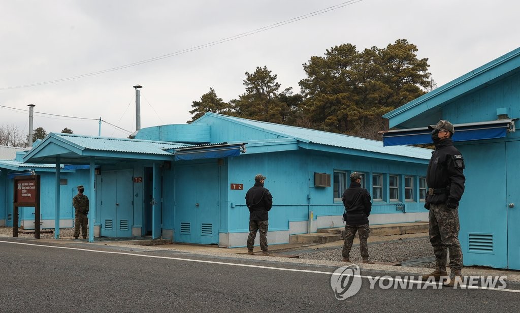 North Korean troops carry handguns at Panmunjom; JSA demilitarization canceled | Yonhap News