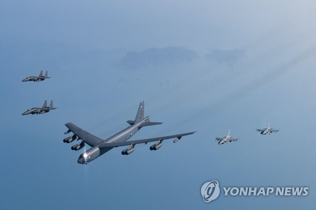 지난 6일 韓 전투기와 연합공중훈련을 펼치는 B-52H 전략폭격기