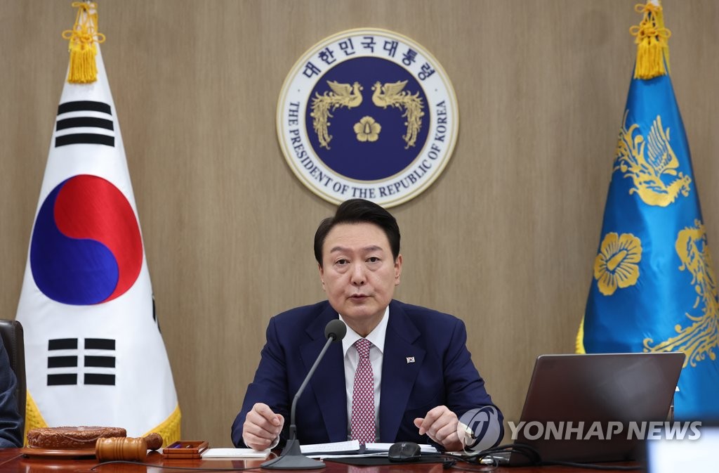 La foto muestra al presidente surcoreano, Yoon Suk Yeol, hablando durante una reunión del Gabinete, celebrada, el 7 de marzo de 2023, en la oficina presidencial, en Seúl.