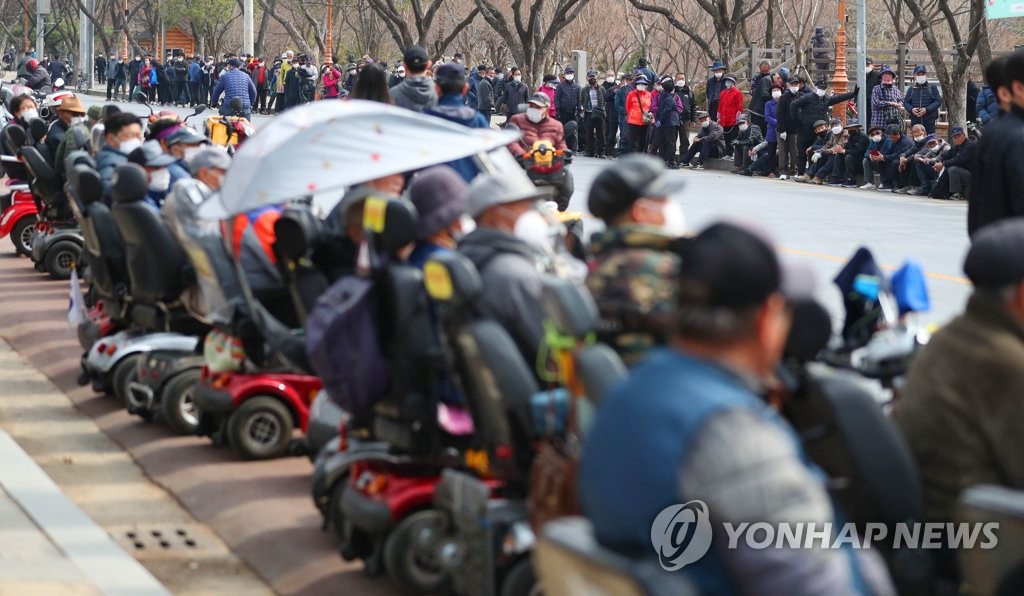 This photo taken on March 8, 2023, shows elderly people waiting for free meals offered by the Korean Red Cross at a park in Daegu, 300 kilometers south of Seoul, amid eased COVID-19 virus curbs. (Yonhap)