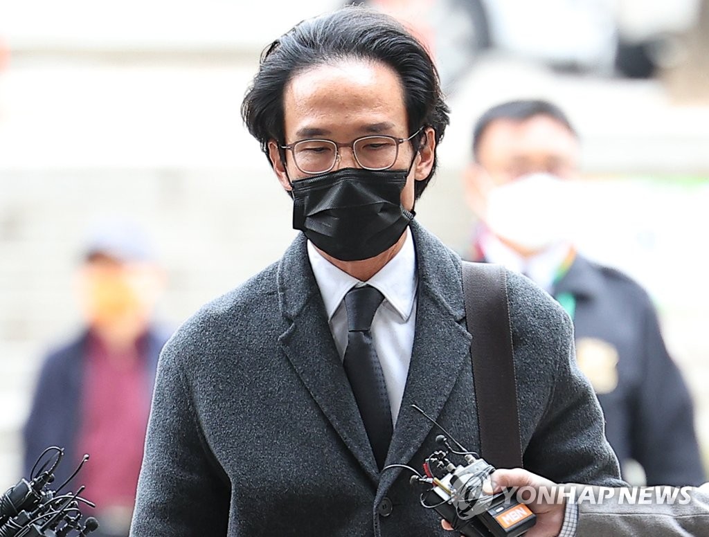 Cho Hyun-bum, chairman of Hankook Tire & Technology Co., arrives at the Seoul Central District Court in southern Seoul to attend his arrest warrant hearing on March 8, 2023. (Yonhap)