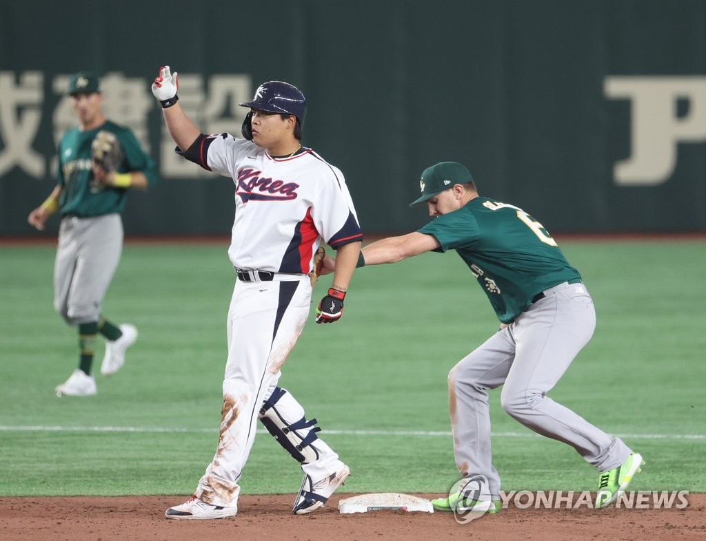 Kang Baek-ho of South Korea (L) is tagged out by Australian second baseman Robbie Glendinning at second base during the bottom of the seventh inning of a Pool B game at the World Baseball Classic at Tokyo Dome in Tokyo on March 9, 2023. (Yonhap)