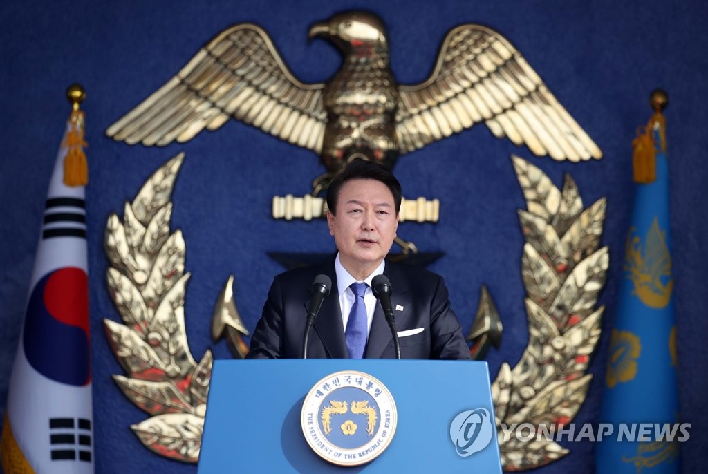 Le président Yoon Suk Yeol prononce une allocution, le vendredi 10 mai 2023, à l'Académie de la marine coréenne (ROKNA) à Changwon, dans la province du Gyeongsang du Sud, lors de la 77e cérémonie d'entrée en service et de remise des diplômes. (Pool photo)