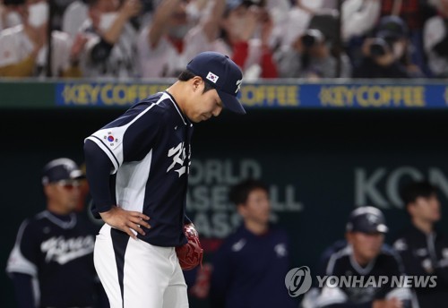 Won Tae-in of South Korea reacts to a two-run single by Masataka Yoshida of Japan during the bottom of the third inning of the teams' Pool B game at the World Baseball Classic at Tokyo Dome in Tokyo on March 10, 2023. (Yonhap)