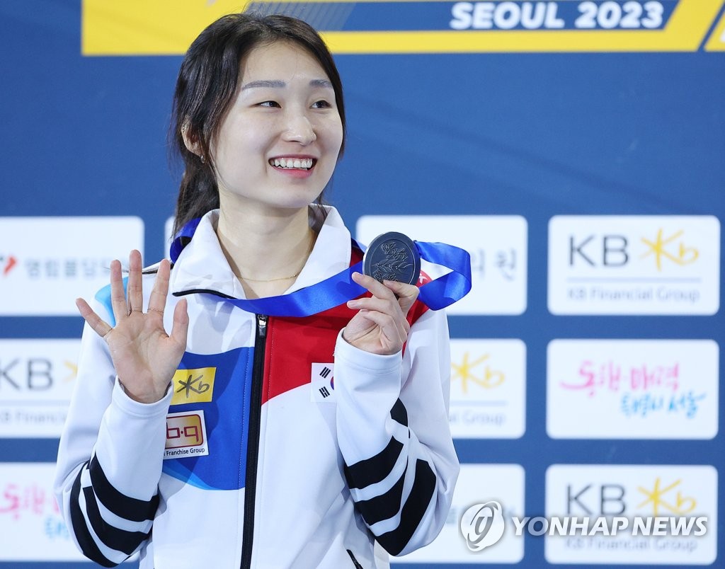 In this file photo from March 12, 2023, Choi Min-jeong of South Korea holds up her silver medal from the women's 1,000 meters at the International Skating Union World Short Track Speed Skating Championships at Mokdong Ice Rink in Seoul. (Yonhap)