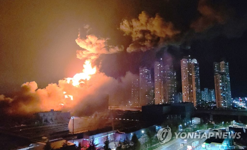 De la fumée s'échappe le dimanche 12 mars 2023 d'une usine de fabrication de pneus de Hankook Tire & Technology Co à Daejeon, à environ 160 km au sud de Séoul.
