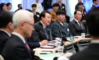 (LEAD) S. Korea to set up world's No. 1 semiconductor cluster in Seoul metropolitan area