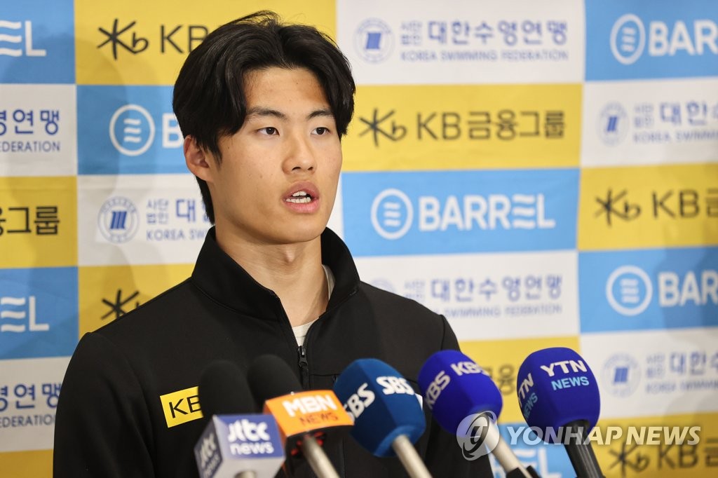 South Korean swimmer Hwang Sun-woo speaks to reporters at Incheon International Airport, west of Seoul, on March 15, 2023, after returning from a training camp in Australia. (Yonhap)