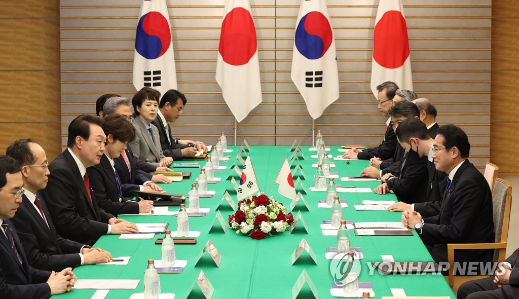 South Korean President Yoon Suk Yeol (3rd from L) and Japanese Prime Minister Fumio Kishida (R) hold expanded summit talks at the latter's residence in Tokyo on March 16, 2023. Earlier in the day, Yoon began a two-day trip to Japan to put strained relations back on track. (Yonhap)