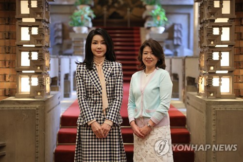 Las primeras damas de Corea del Sur y Japón