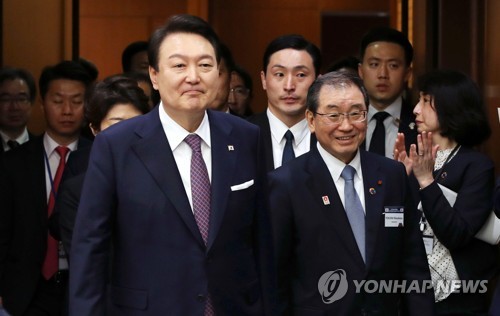 韓日ビジネスラウンドテーブルに出席した尹大統領（左）＝（聯合ニュース）