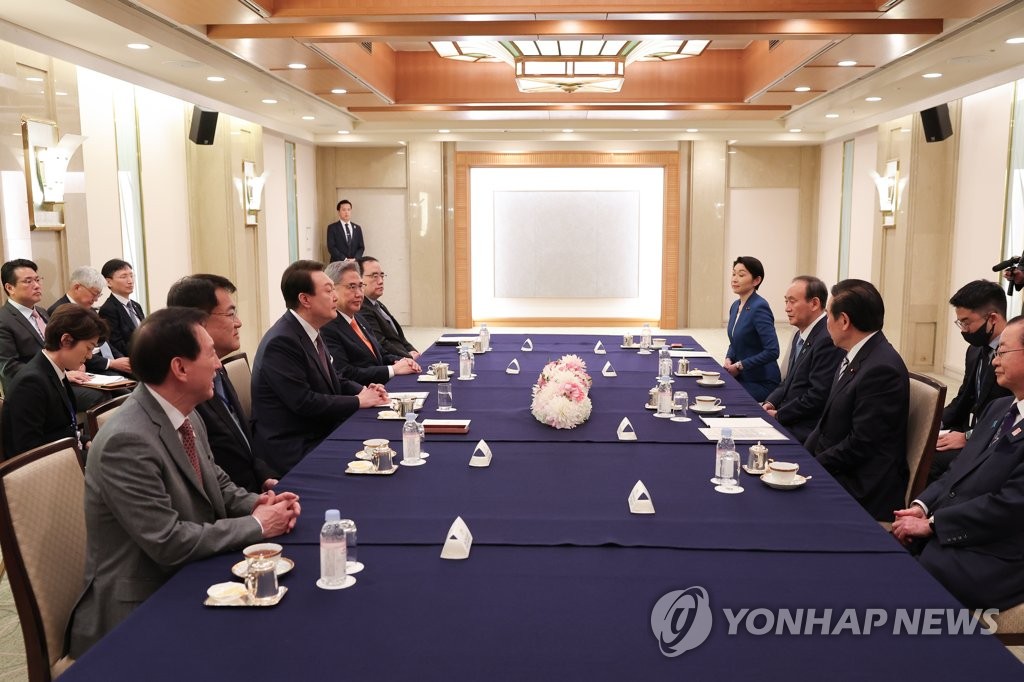 Yoon se reúne con los líderes políticos japoneses