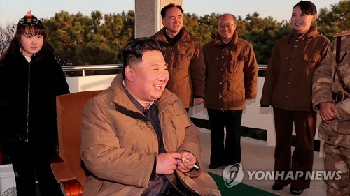 北朝鮮の朝鮮中央テレビは１７日、金正恩氏（手前）が前日にジュエさん（左端）と共にＩＣＢＭ発射実験を視察する場面を公開した（同テレビの映像から）＝（聯合ニュース）≪転載・転用禁止≫