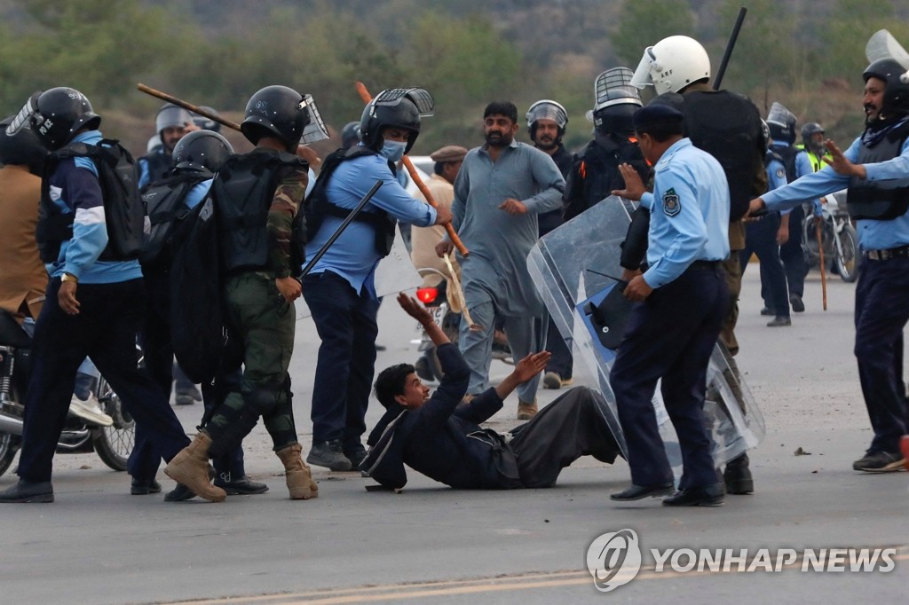 경찰과 충돌하는 칸 전 파키스탄 총리 지지자들