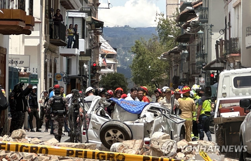에콰도르서 6.8 규모 강진 발생…현장 수습하는 대응인력