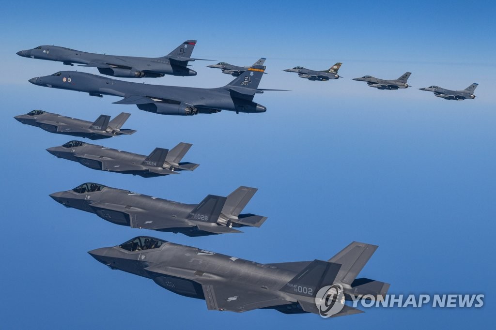 韓米空軍が合同訓練　米戦略爆撃機参加