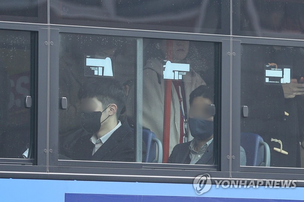 韓国では２０日に公共交通機関でのマスク着用義務が解除されたが、まだ着用する人が大半だ。バスを利用する市民（資料写真）＝（聯合ニュース）