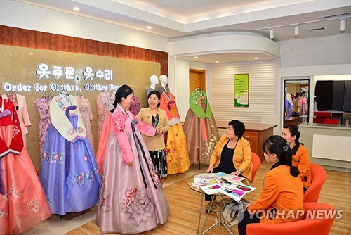 Tienda de trajes tradicionales en Corea del Norte