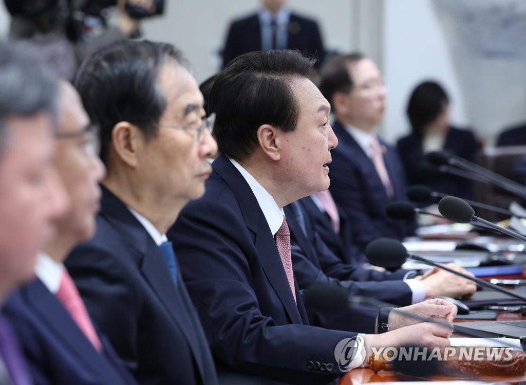 '최장 23분' 국무회의 발언…尹, 한일·근로시간 직접 여론설득