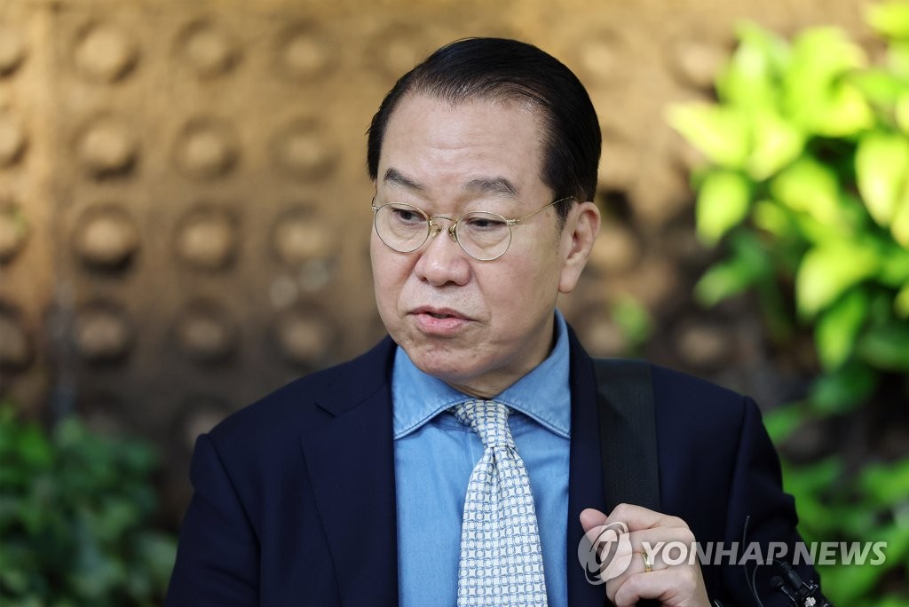 El ministro de Unificación, Kwon Young-se, habla con los reporteros, el 22 de marzo de 2023, en el Aeropuerto Internacional de Gimpo, en Seúl, antes de partir a Japón para una visita de cuatro días.