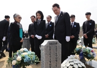 고 민평기 상사 묘역 찾은 윤석열 대통령