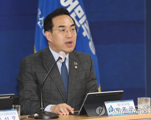 Le chef du groupe parlementaire du Parti démocrate (PD) Park Hong-keun prend la parole lors d'une réunion à Ulsan, à 305 km au sud-est de Séoul, le vendredi 24 mars 2023. 