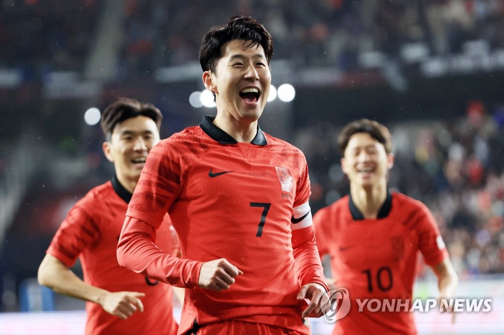 اللاعب «سون هيونغ-مين» يسجل هدفا في المباراة الودية ضد كولومبيا