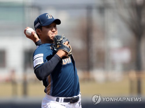 In this file photo from March 26, 2023, NC Dinos starter Koo Chang-mo pitches against the Kia Tigers in a Korea Baseball Organization preseason game at Gwangju-Kia Champions Field in the southwestern city of Gwangju. (Yonhap)