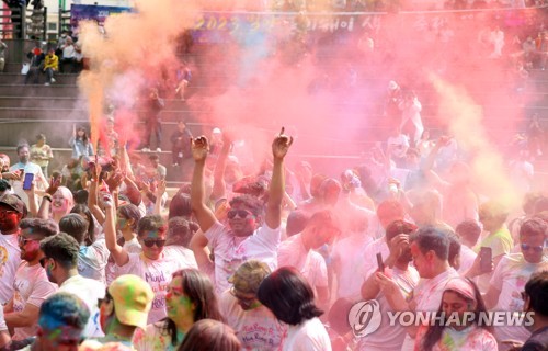 '홀리해이 축제'…경남 밀양강 봄맞는 참가자들