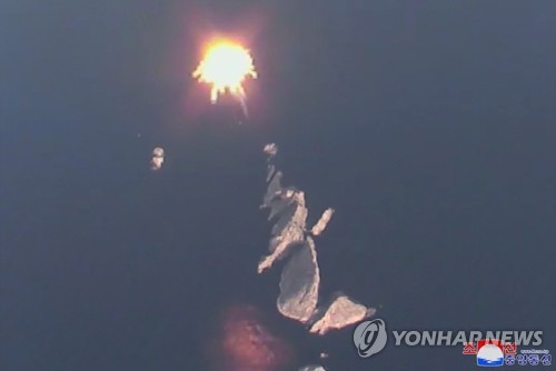 북한 "어제 핵공중폭발타격방식 시범사격…500ｍ 상공서 폭발"