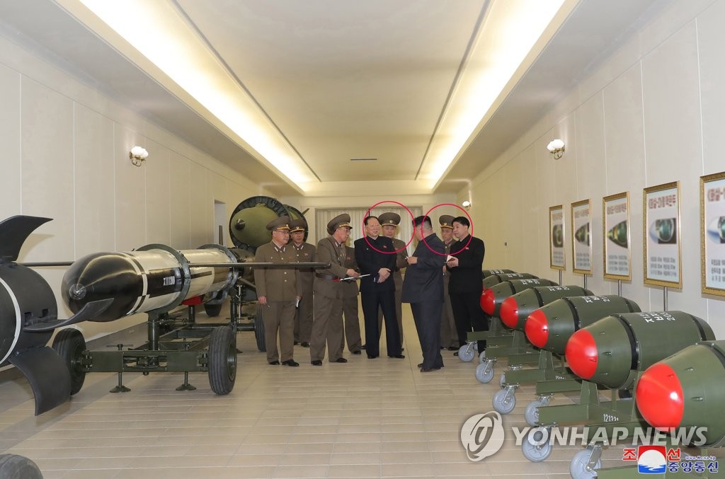 북한, 김정은 전술핵탄두 시찰 보도에 또 '모자이크' 인물