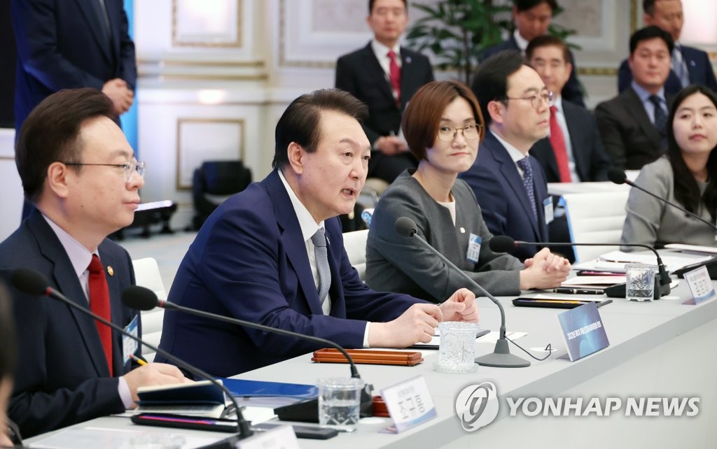 El presidente Yoon Suk Yeol (segundo por la izda.) habla, el 28 de marzo de 2023, durante la reunión inaugural del Comité Presidencial sobre el Envejecimiento de la Población y la Política de Población, en el antiguo complejo presidencial, Cheong Wa Dae, en Seúl. 