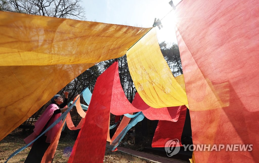 봄 햇살과 염색천