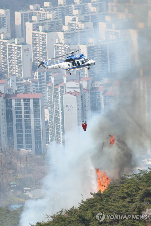 인왕산 산불 진화작업 하는 경찰 헬기