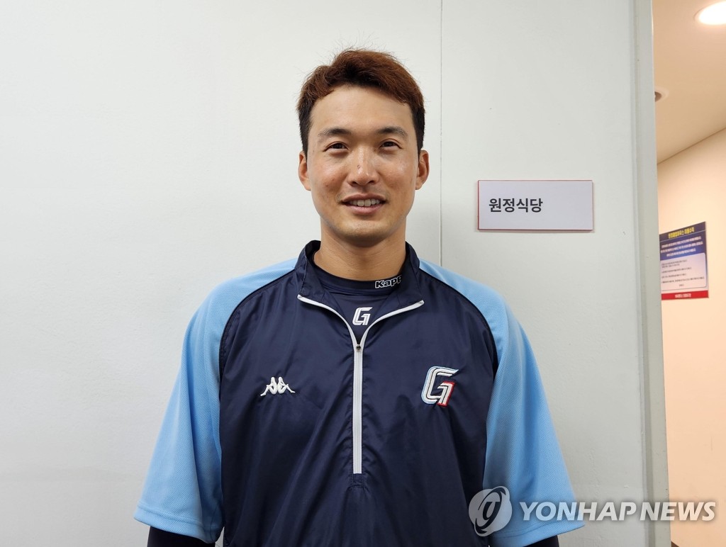 인터뷰하는 안권수