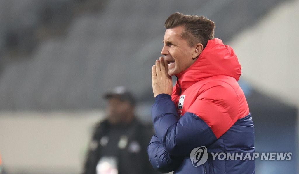 In this file photo from April 11, 2023, South Korea head coach Colin Bell directs his players during a women's football friendly match against Zambia at Yongin Mireu Stadium in Yongin, some 40 kilometers south of Seoul. (Yonhap)