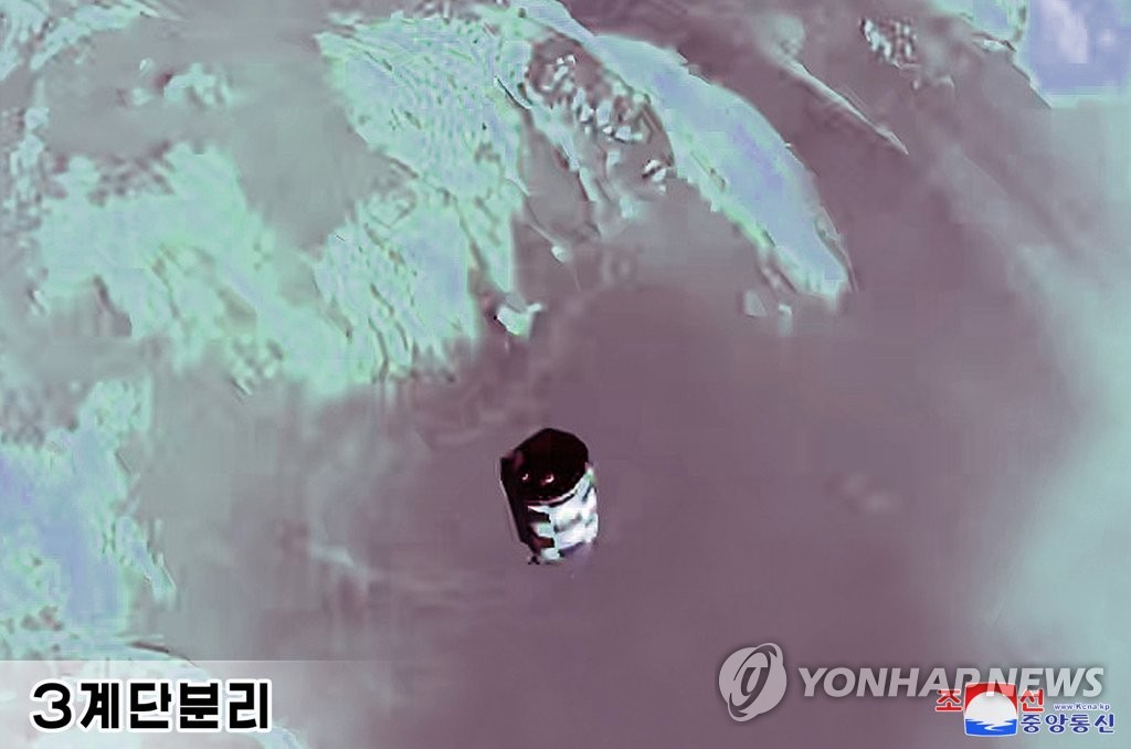 Esta foto publicada por la Agencia Central de Noticias de Corea del Norte el 14 de abril de 2023 muestra la separación de la tercera etapa del misil balístico intercontinental Hwasong-18 durante su lanzamiento de prueba el día anterior.  (Para uso exclusivo en la República de Corea. Sin redistribución) (Yonhap)