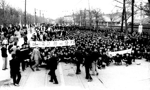 (LEAD) Des documents sur les deux révolutions populaires coréennes inscrits au Registre international de la Mémoire du monde de l'Unesco