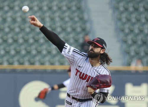 LG Twins starter Casey Kelly pitches against the NC Dinos during the top of the first inning of a Korea Baseball Organization regular season game at Jamsil Baseball Stadium in Seoul on April 19, 2023. (Yonhap)