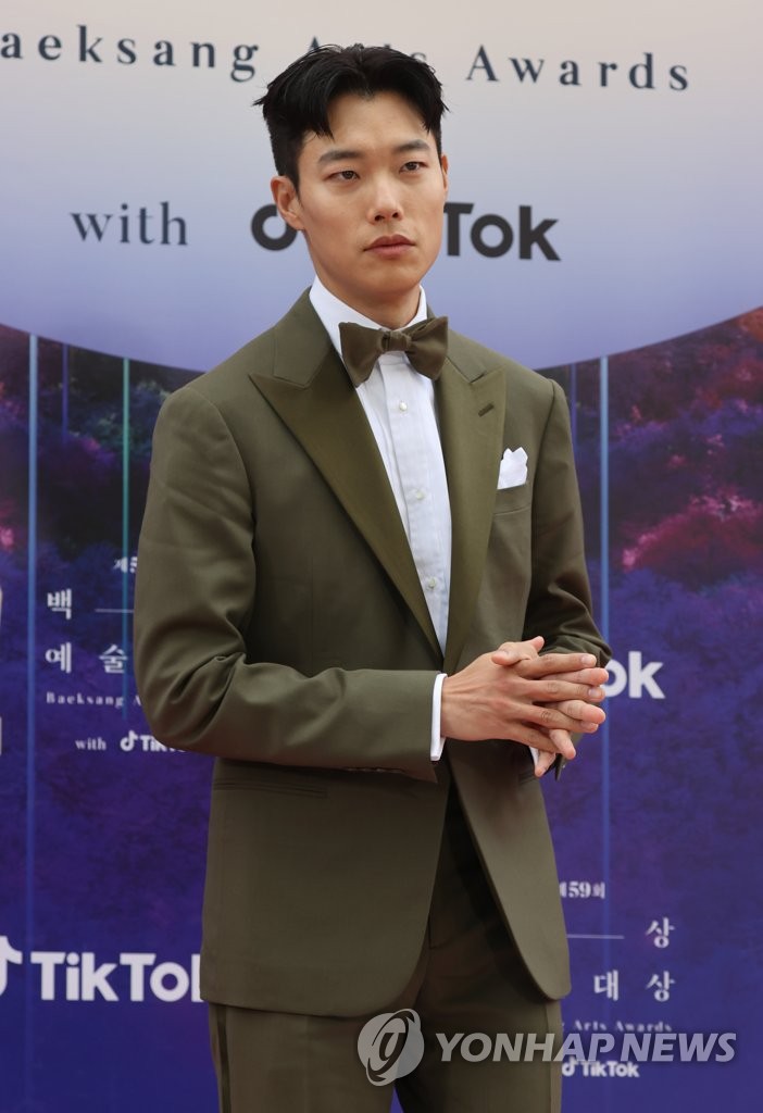 Actor Ryu Jun-yeol poses for a photo on the red carpet of the 59th Baeksang Arts Awards ceremony in Incheon, 27 kilometers west of Seoul, on April 28, 2023. (Yonhap)