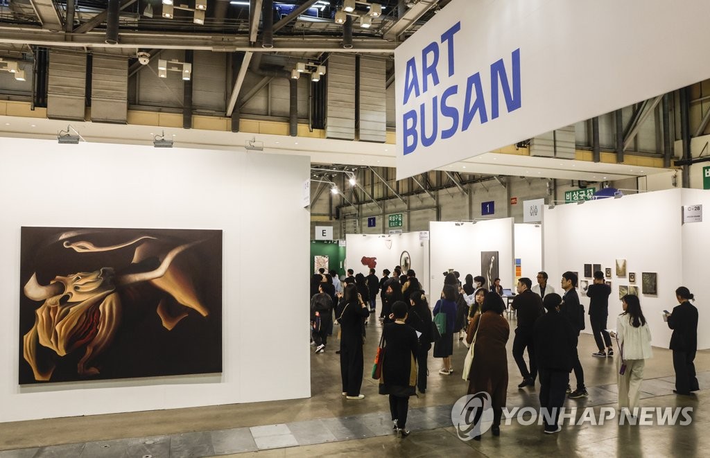 Art Busan, la deuxième plus grande foire d'art de Corée du Sud, a débuté en avant-première au Centre des conventions et des expositions de Busan (BEXCO), dans le sud-est du pays, le 4 mai 2023. Elle sera ouverte au public du 5 au 7 mai.
