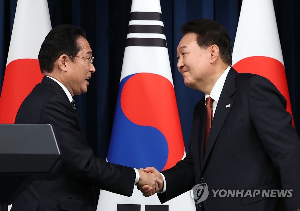 (3rd LD) (News Focus) Kishida repays Yoon with own steps to improve S. Korea-Japan ties